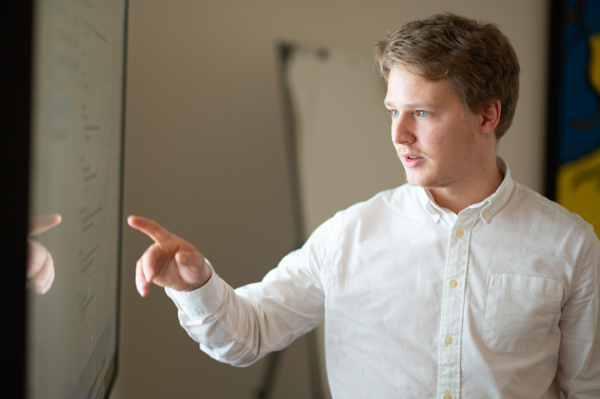 Simon duidt data aan