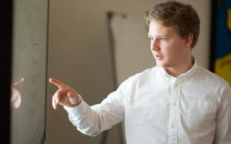 Simon duidt data aan