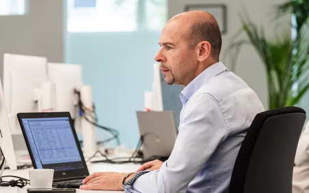 Payrollverwerking op laptop
