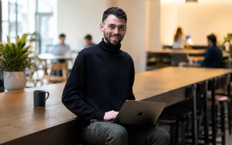 Finance consultant op kantoor